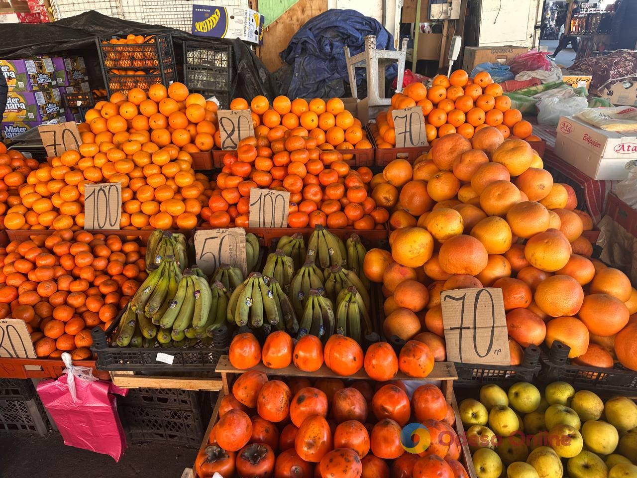 Полуниця, кисломолочний сир та квіти: суботні ціни на одеському Привозі