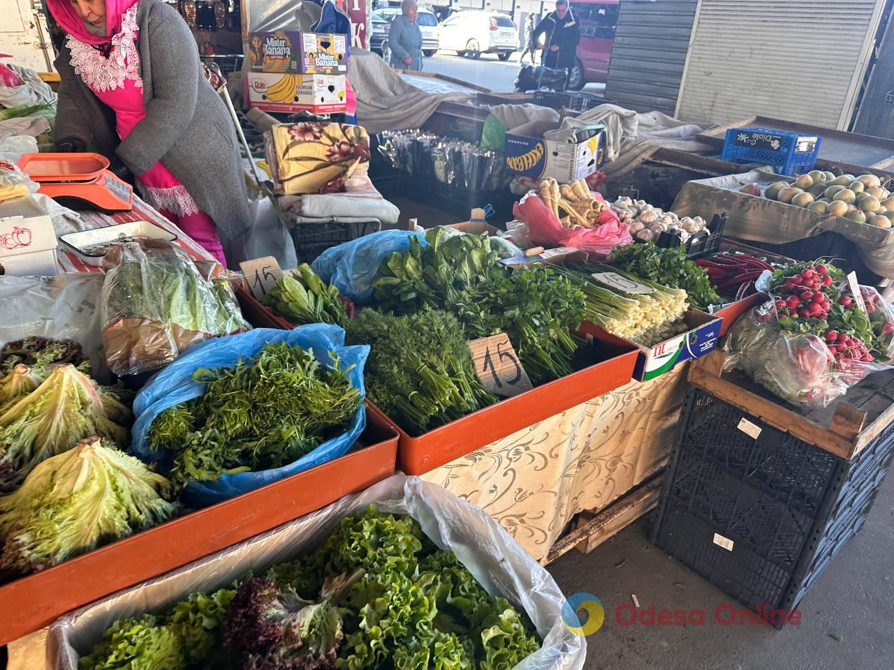 Полуниця, кисломолочний сир та квіти: суботні ціни на одеському Привозі