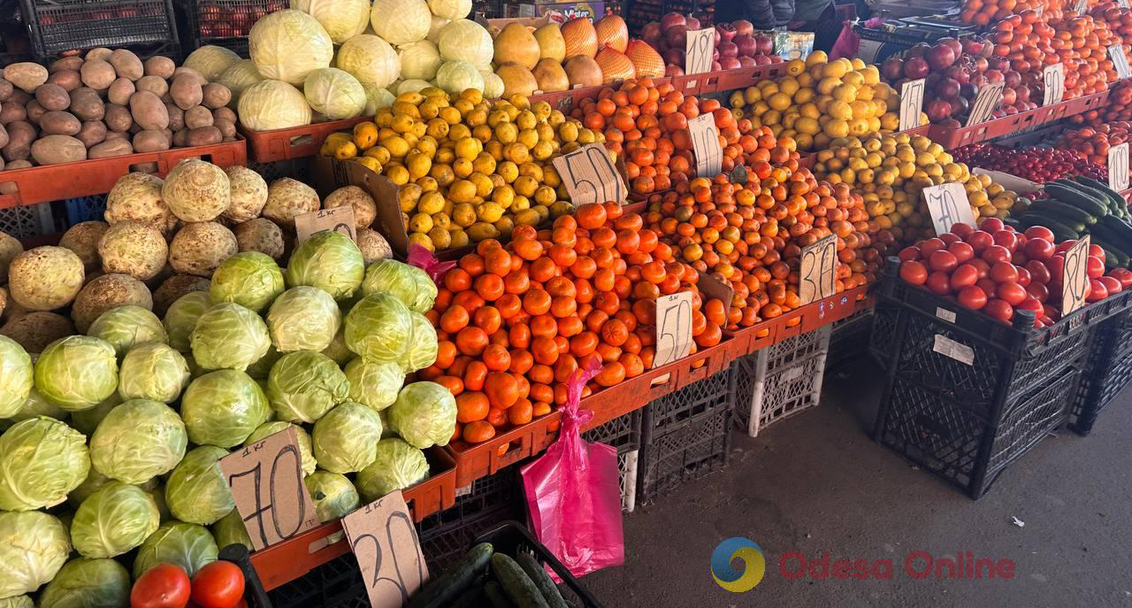 Огірки та помідори стали дорожчими на третину: як за місяць подорожчали продукти на Одещині