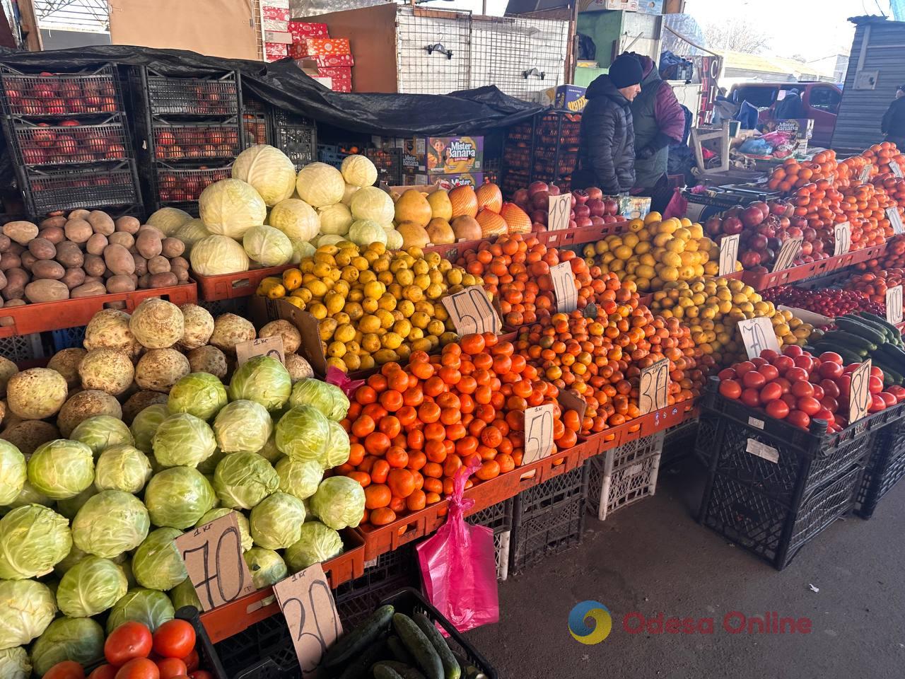 Полуниця, кисломолочний сир та квіти: суботні ціни на одеському Привозі