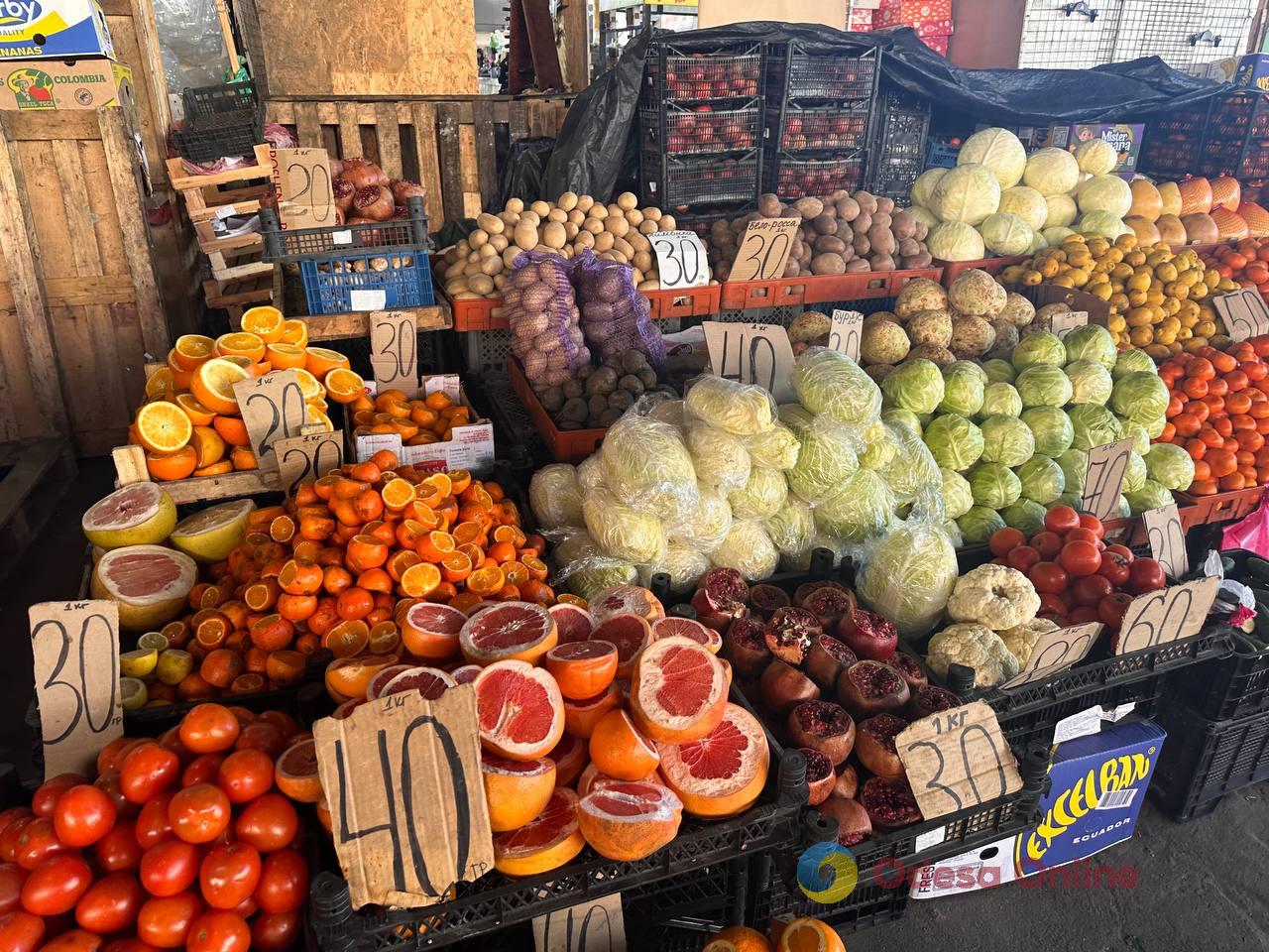 Полуниця, кисломолочний сир та квіти: суботні ціни на одеському Привозі