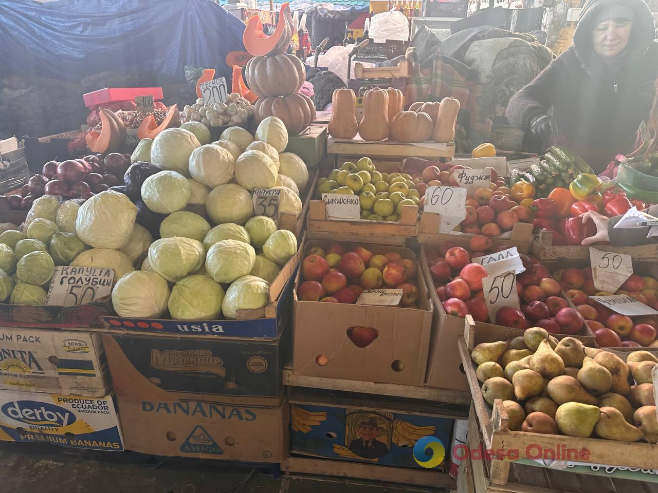 Полуниця, кисломолочний сир та квіти: суботні ціни на одеському Привозі