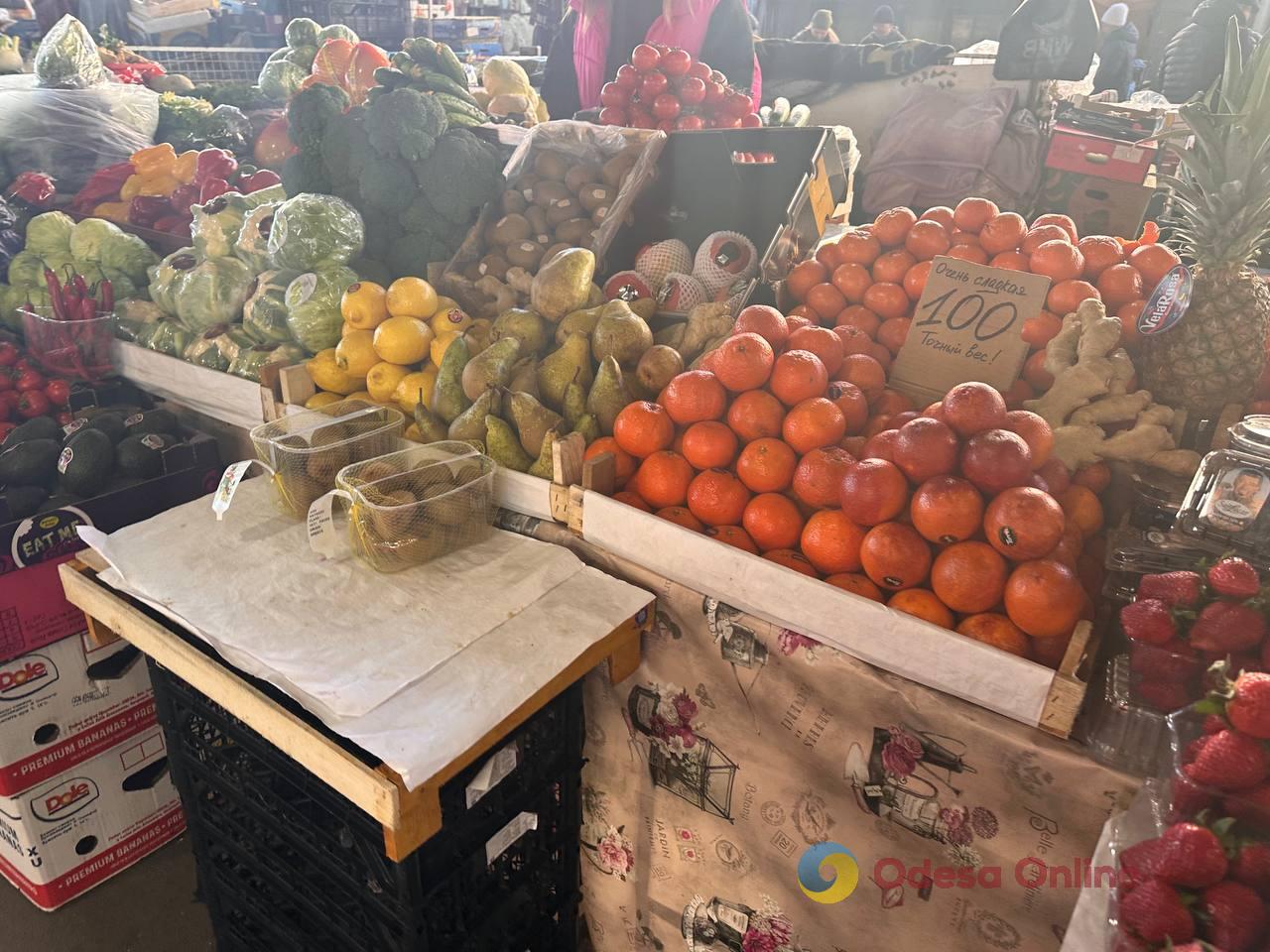 Полуниця, кисломолочний сир та квіти: суботні ціни на одеському Привозі