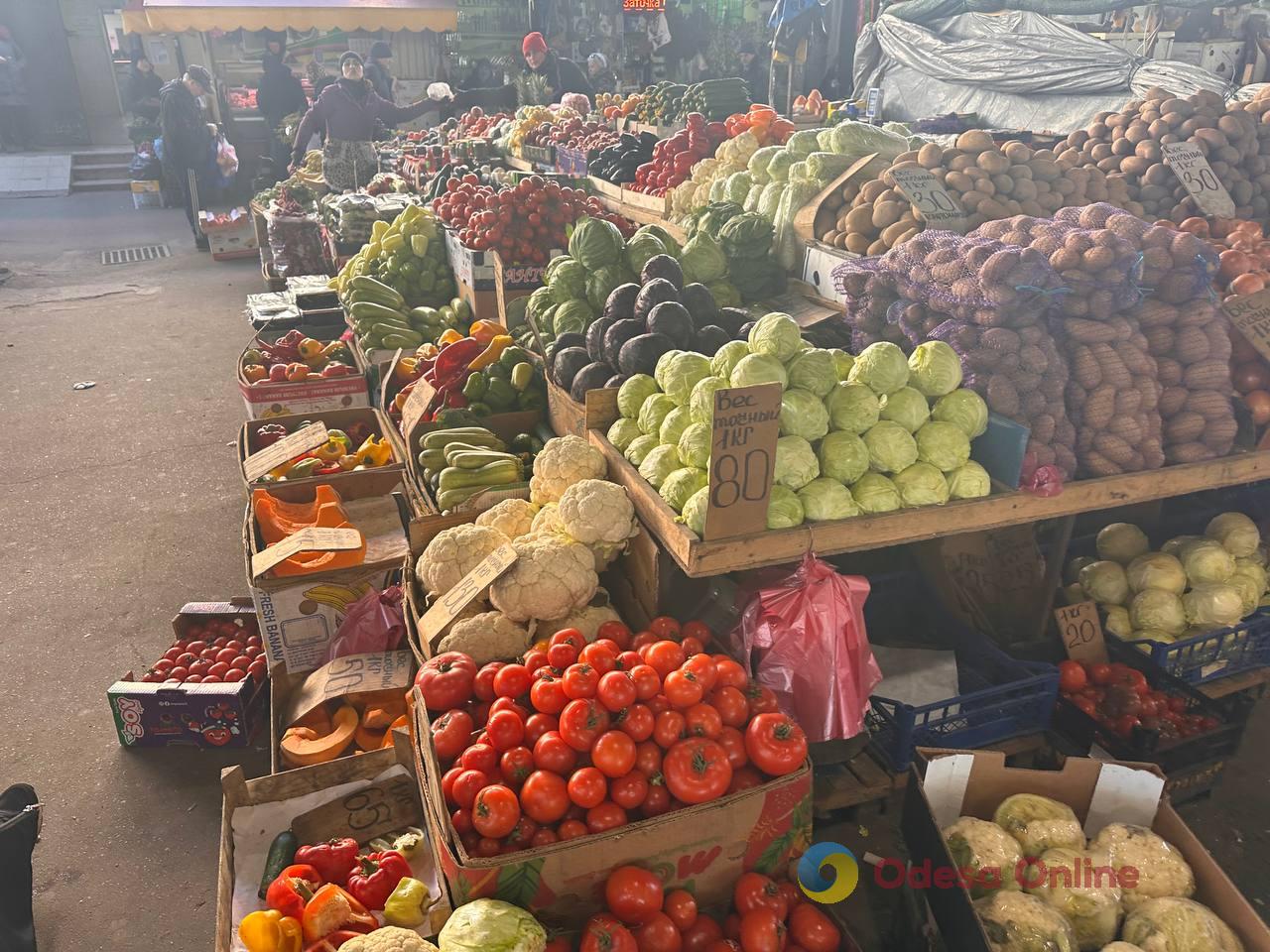 Полуниця, кисломолочний сир та квіти: суботні ціни на одеському Привозі