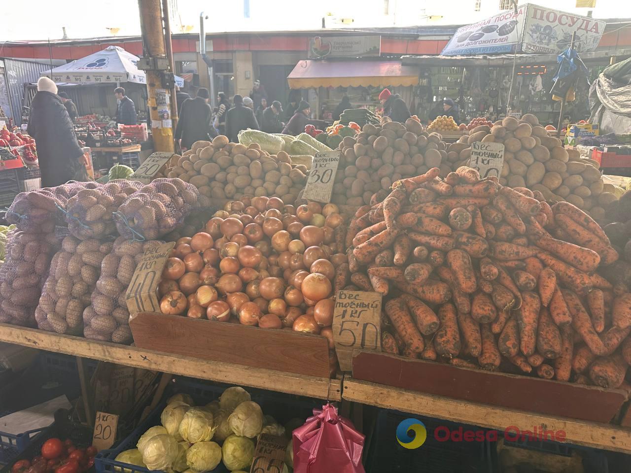 Полуниця, кисломолочний сир та квіти: суботні ціни на одеському Привозі