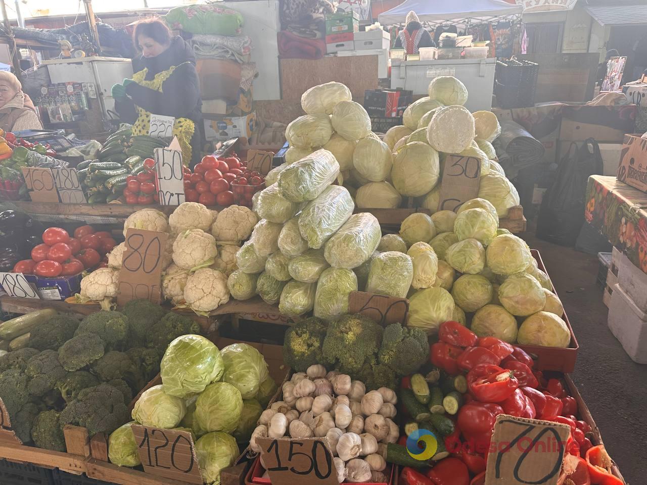 Полуниця, кисломолочний сир та квіти: суботні ціни на одеському Привозі