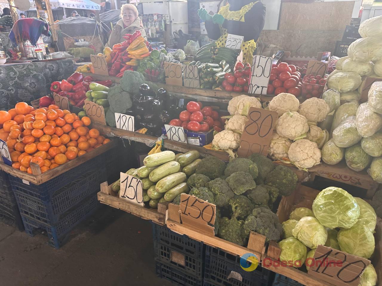 Полуниця, кисломолочний сир та квіти: суботні ціни на одеському Привозі