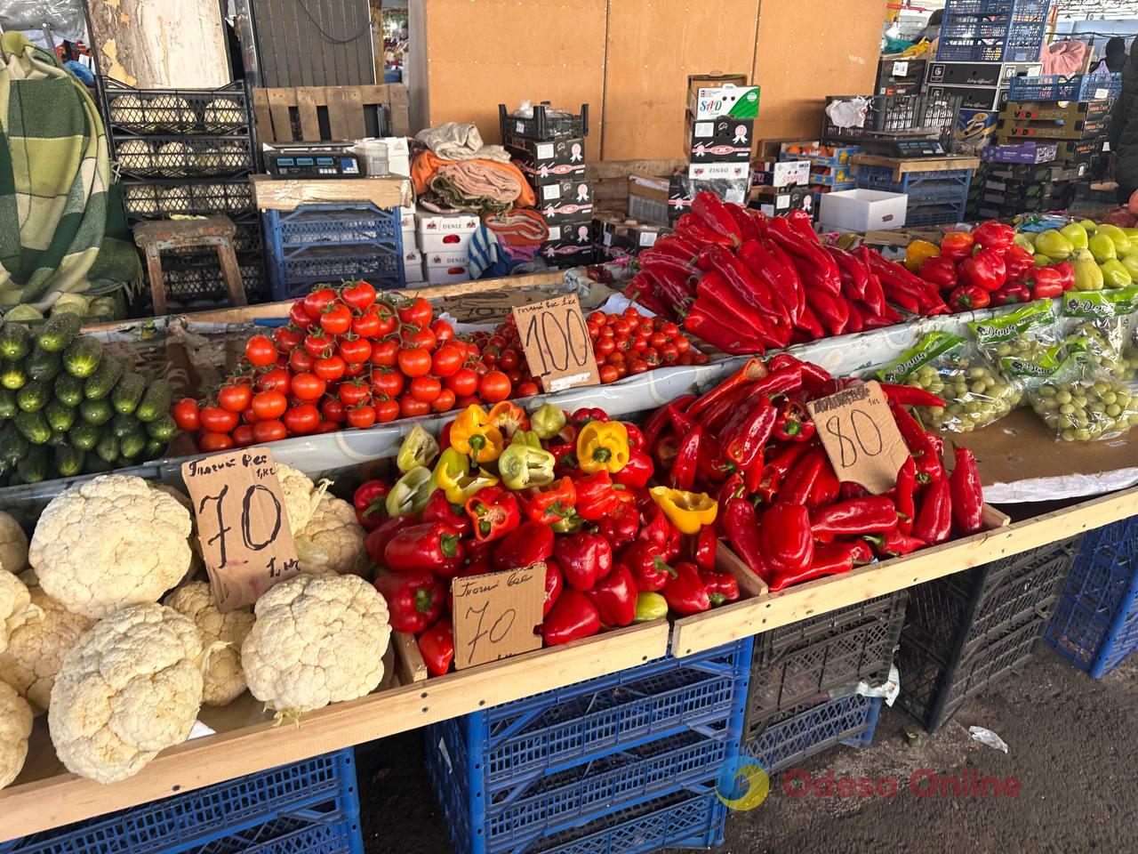 Полуниця, кисломолочний сир та квіти: суботні ціни на одеському Привозі