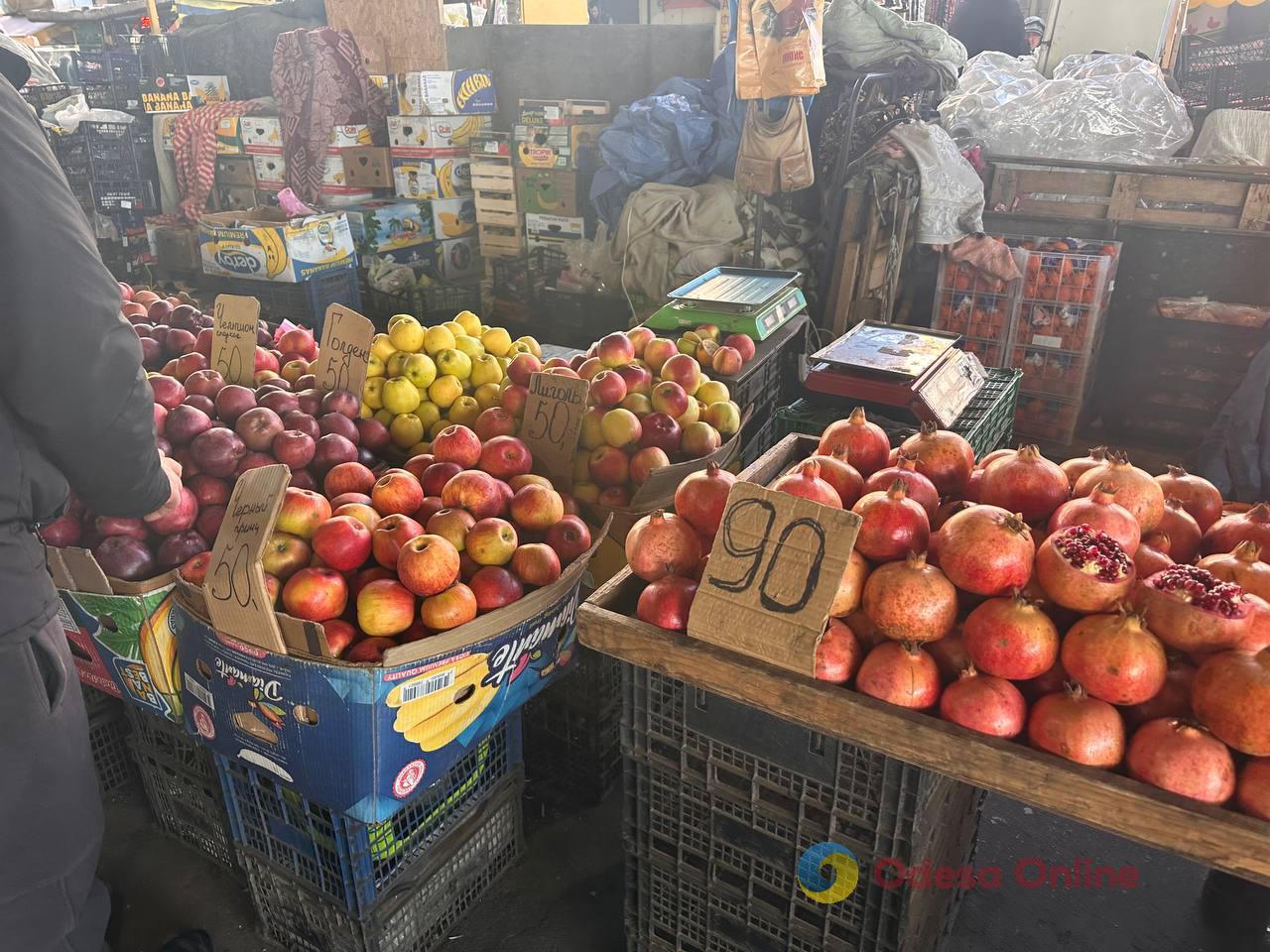 Полуниця, кисломолочний сир та квіти: суботні ціни на одеському Привозі