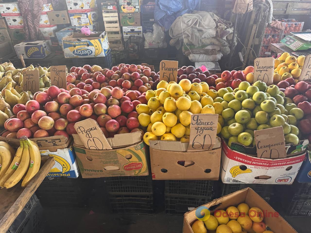 Полуниця, кисломолочний сир та квіти: суботні ціни на одеському Привозі