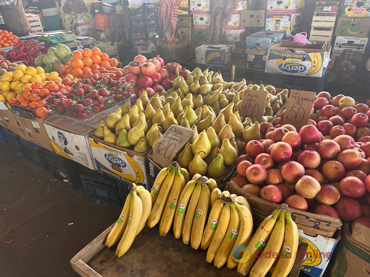 Полуниця, кисломолочний сир та квіти: суботні ціни на одеському Привозі