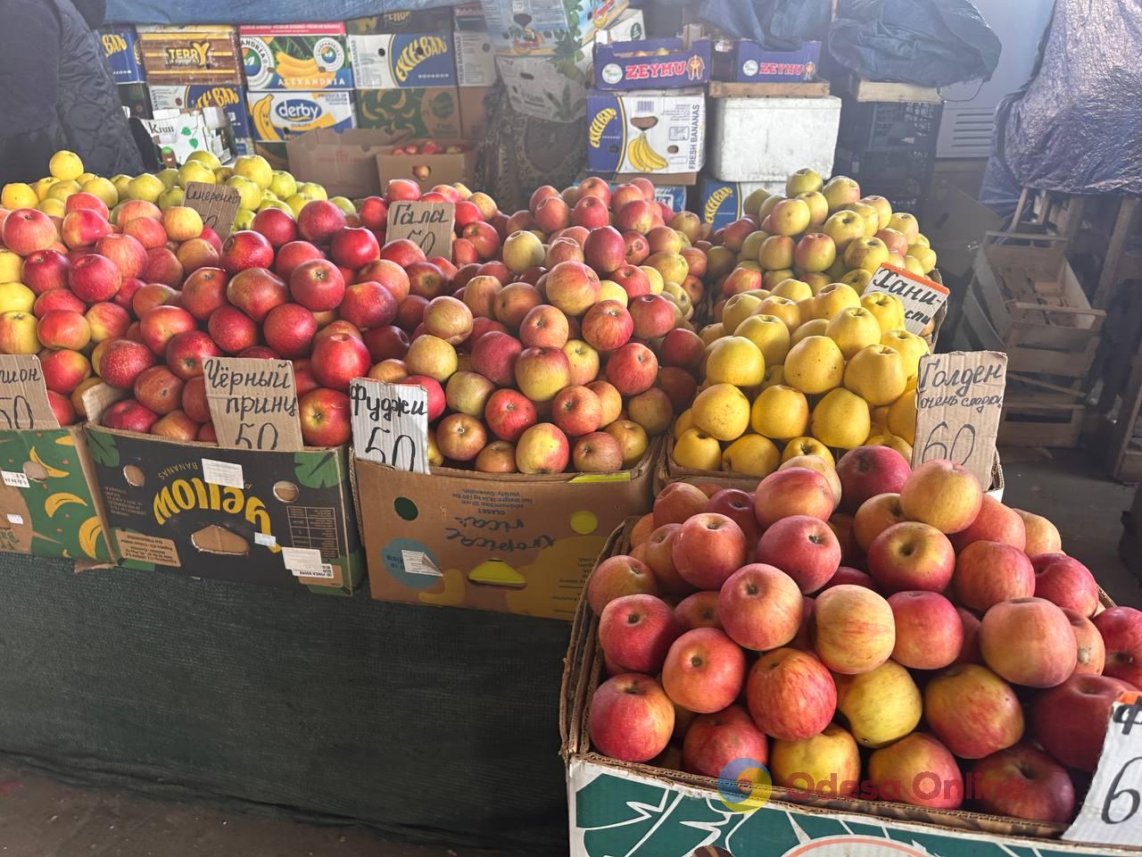 Полуниця, кисломолочний сир та квіти: суботні ціни на одеському Привозі