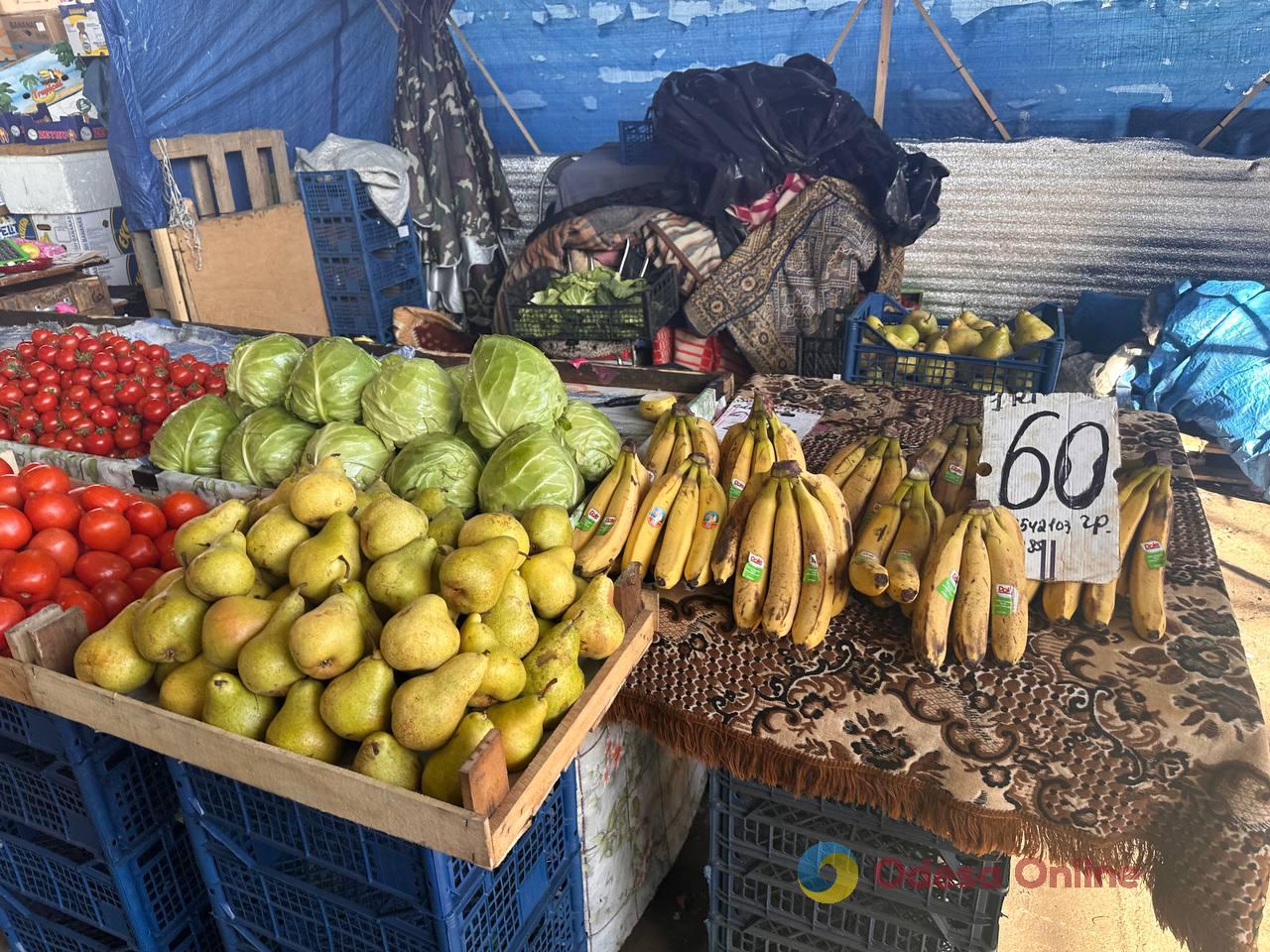 Полуниця, кисломолочний сир та квіти: суботні ціни на одеському Привозі