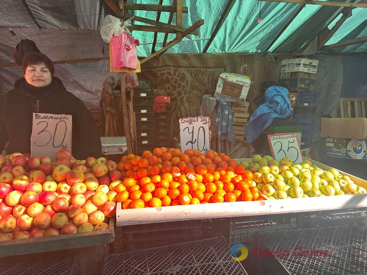 Полуниця, кисломолочний сир та квіти: суботні ціни на одеському Привозі