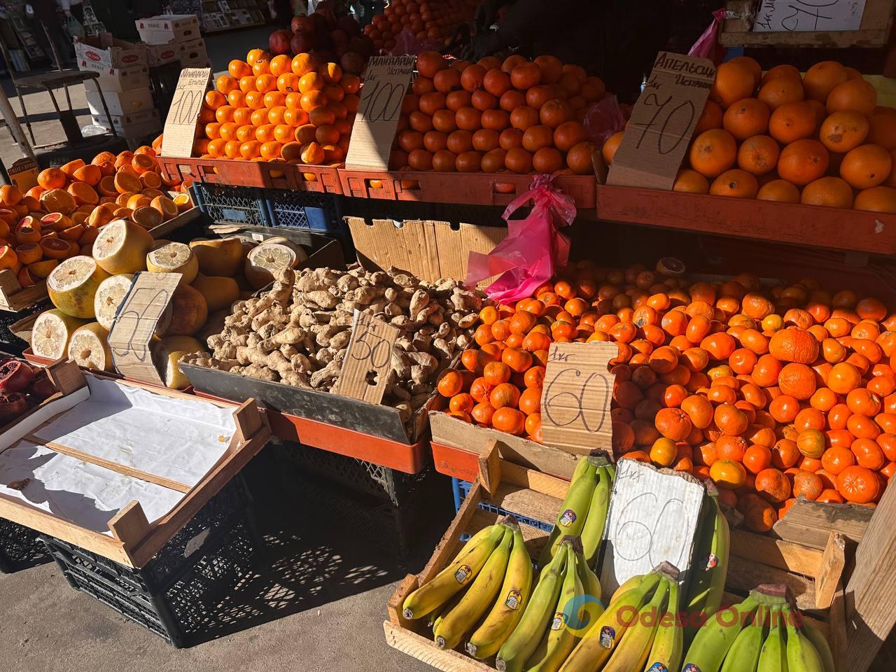 Полуниця, кисломолочний сир та квіти: суботні ціни на одеському Привозі