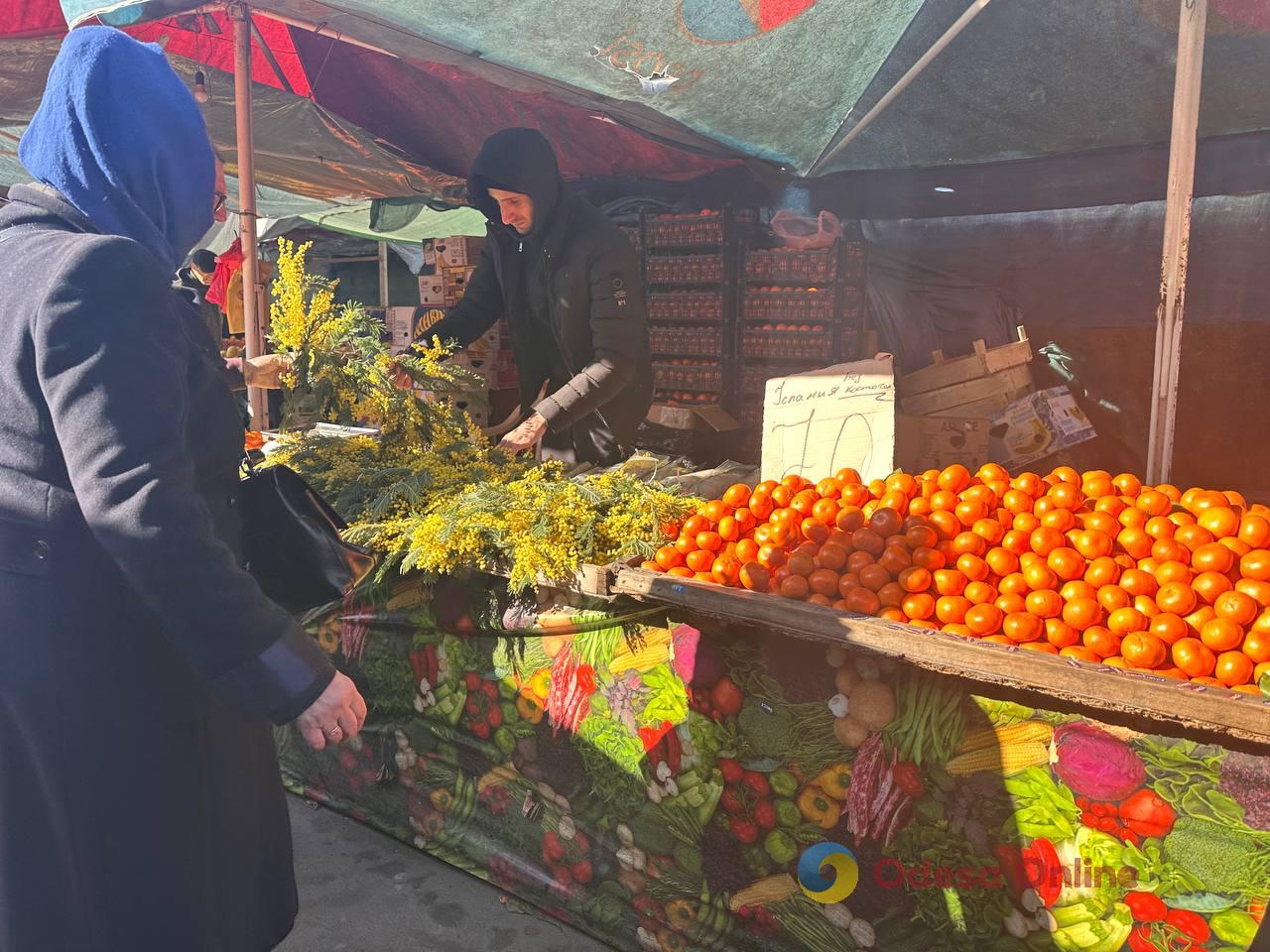 Полуниця, кисломолочний сир та квіти: суботні ціни на одеському Привозі