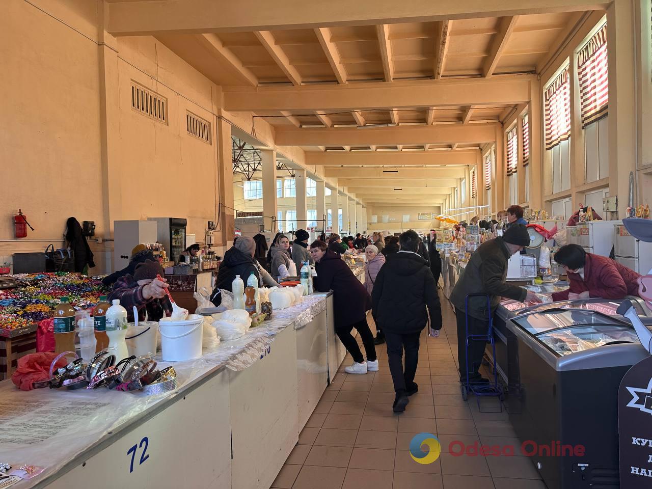 Полуниця, кисломолочний сир та квіти: суботні ціни на одеському Привозі