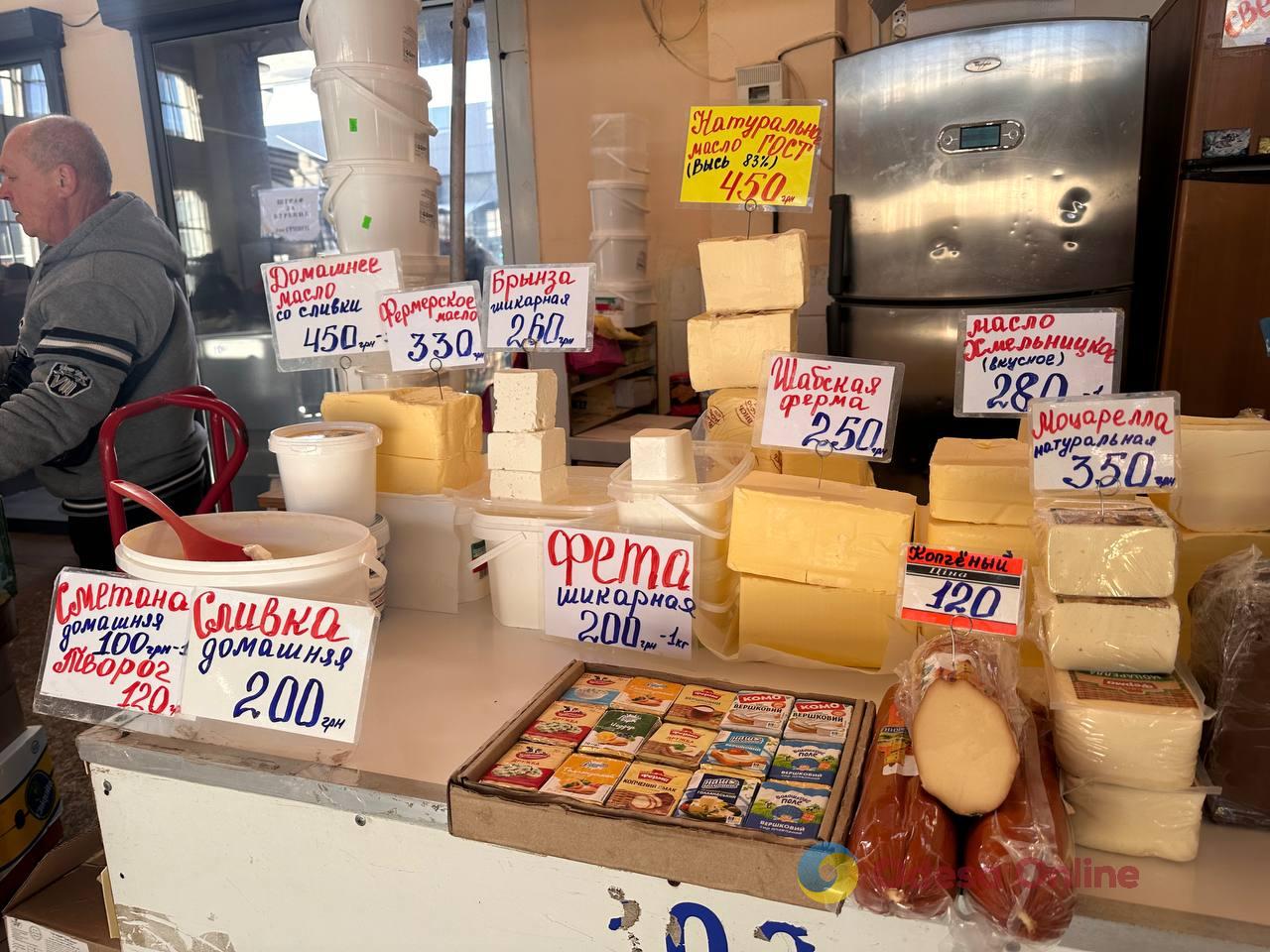 Полуниця, кисломолочний сир та квіти: суботні ціни на одеському Привозі