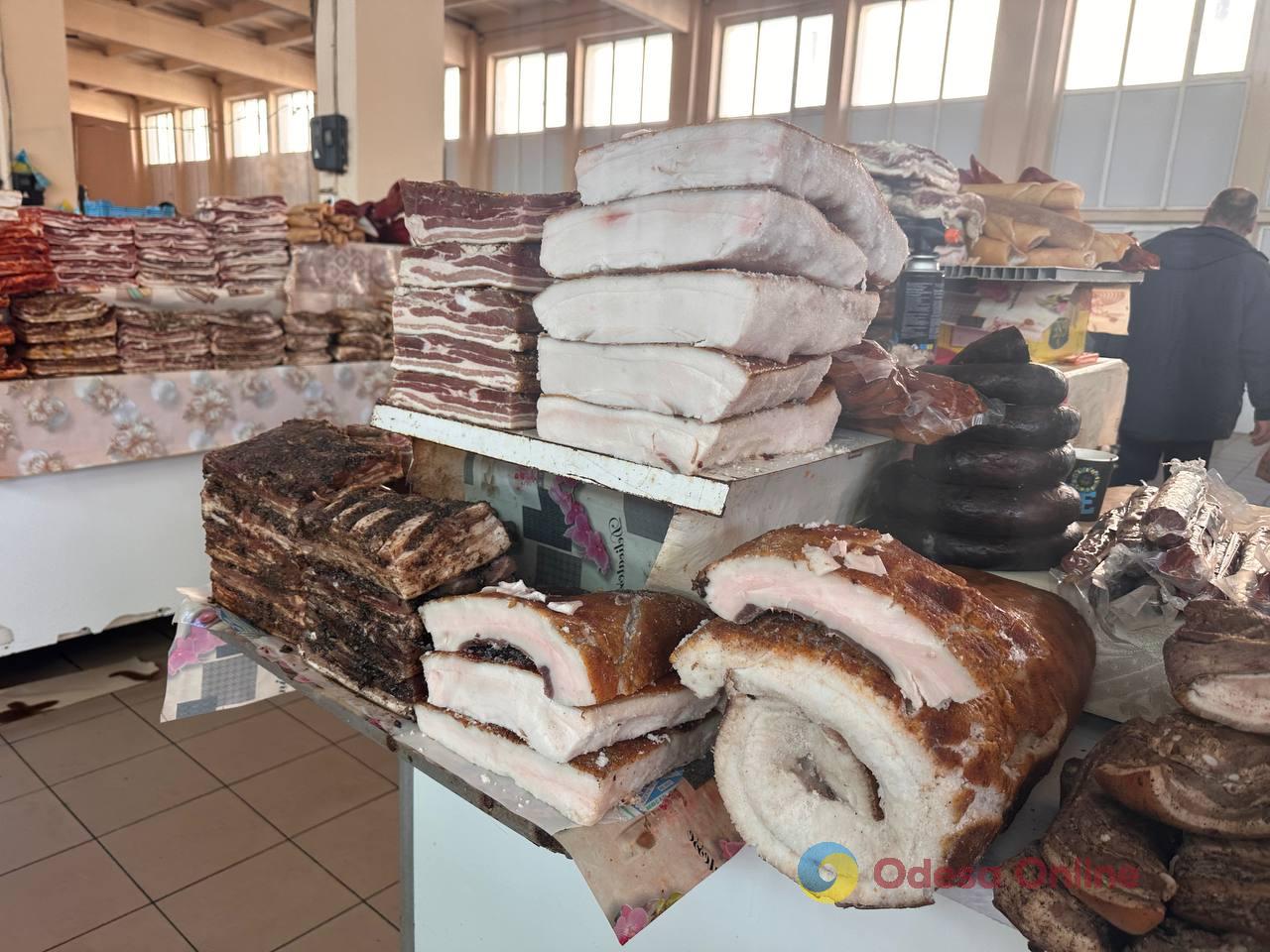 Полуниця, кисломолочний сир та квіти: суботні ціни на одеському Привозі