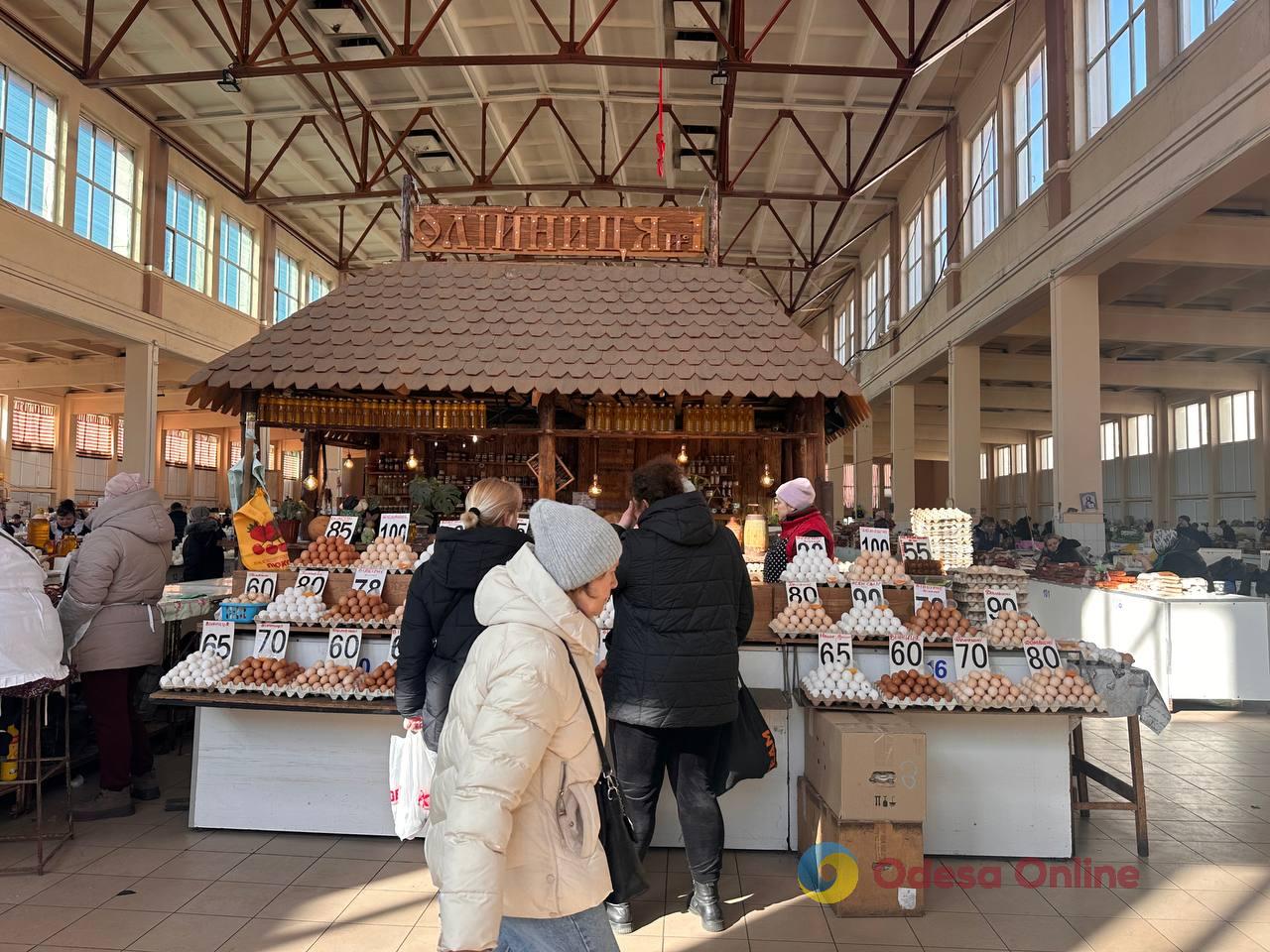 Полуниця, кисломолочний сир та квіти: суботні ціни на одеському Привозі