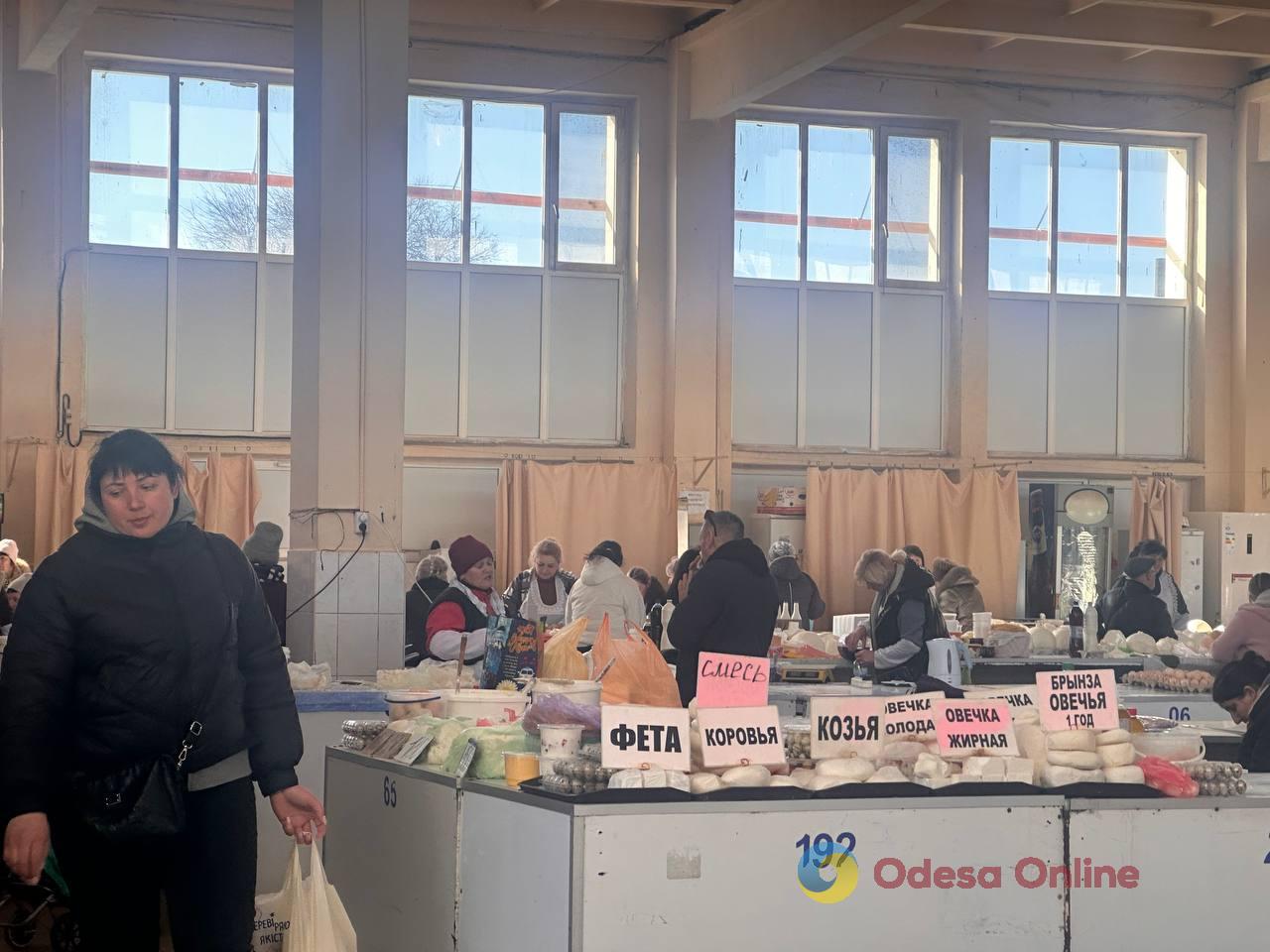 Полуниця, кисломолочний сир та квіти: суботні ціни на одеському Привозі