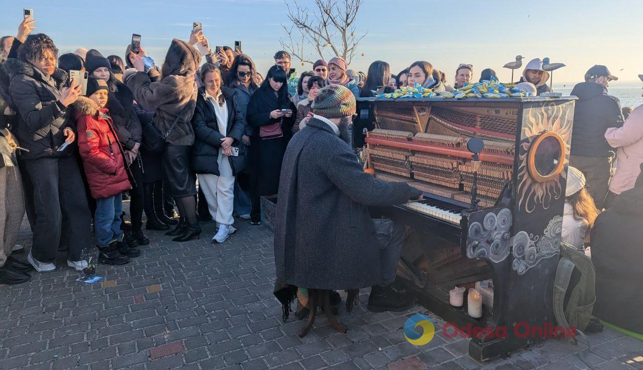 Фото тижня в Одесі: обстріли, повернення полонених, фемінізм і весна Фото тижня в Одесі: обстріли, повернення полонених, фемінізм і весна