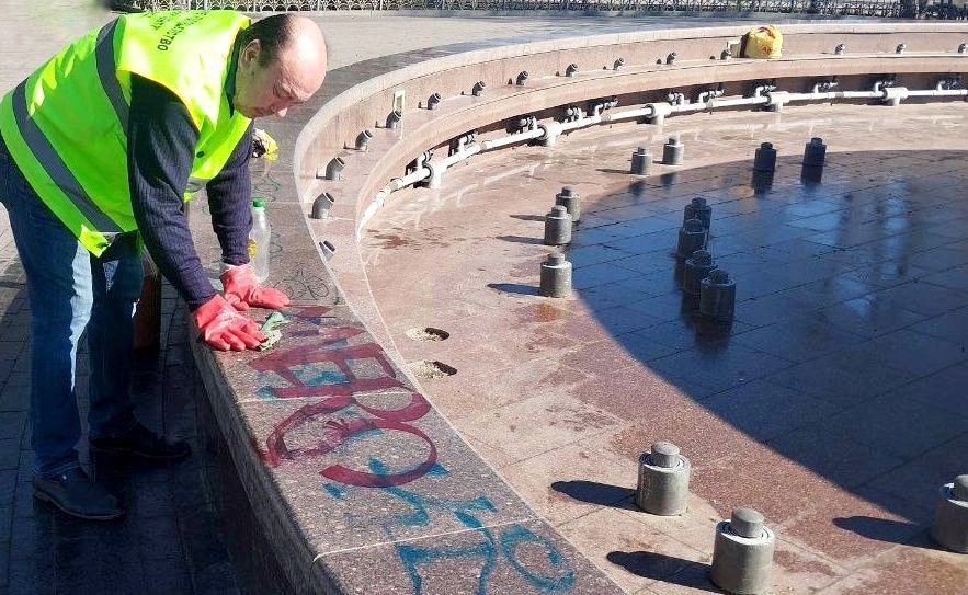 Сплеск вандалізму в Одесі: на Кримському бульварі розмалювали фонтан