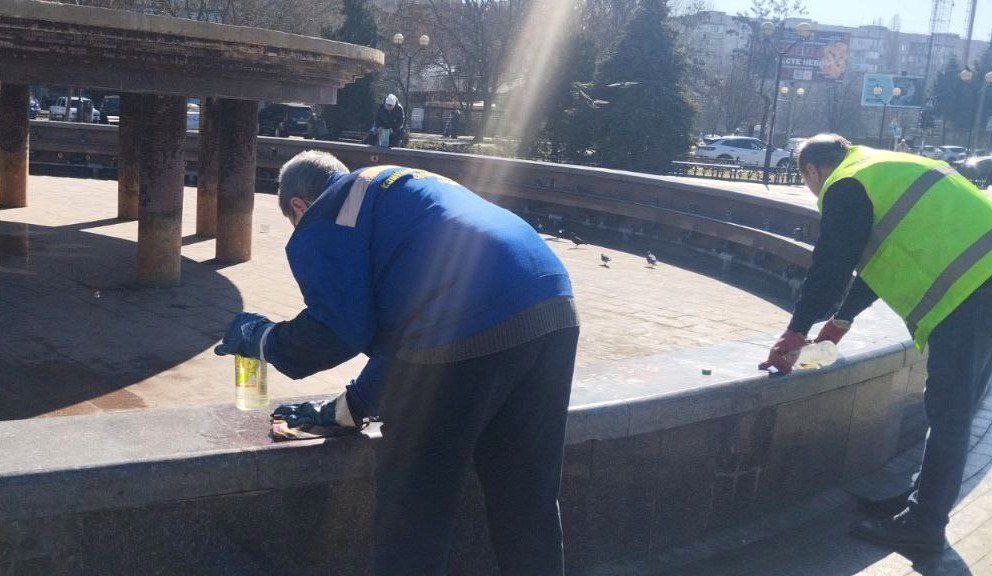 Сплеск вандалізму в Одесі: на Кримському бульварі розмалювали фонтан