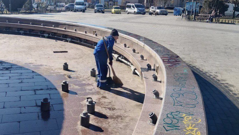 Сплеск вандалізму в Одесі: на Кримському бульварі розмалювали фонтан