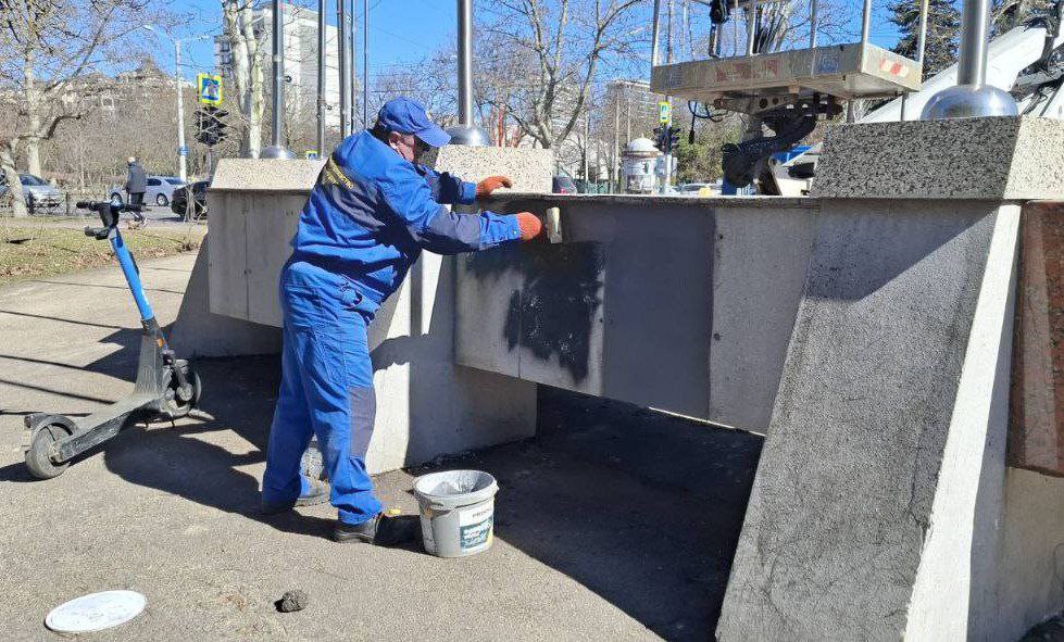 Сплеск вандалізму в Одесі: на Кримському бульварі розмалювали фонтан