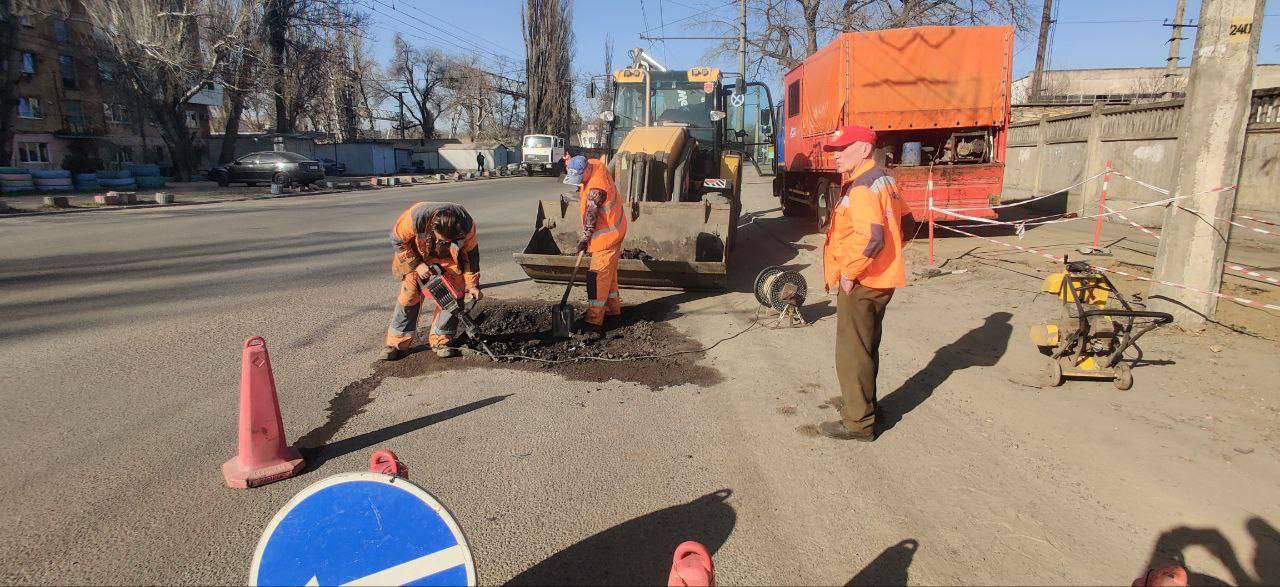 Вниманию водителей и пешеходов: в Одессе ремонтируют дороги и тротуары на восьми улицах Вниманию водителей и пешеходов: в Одессе ремонтируют дороги и тротуары на восьми улицах