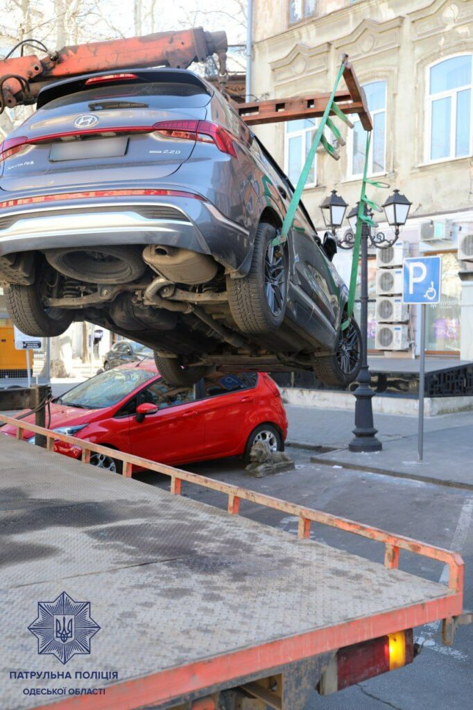 Патрульні штрафують водіїв за неправильне паркування в Одесі