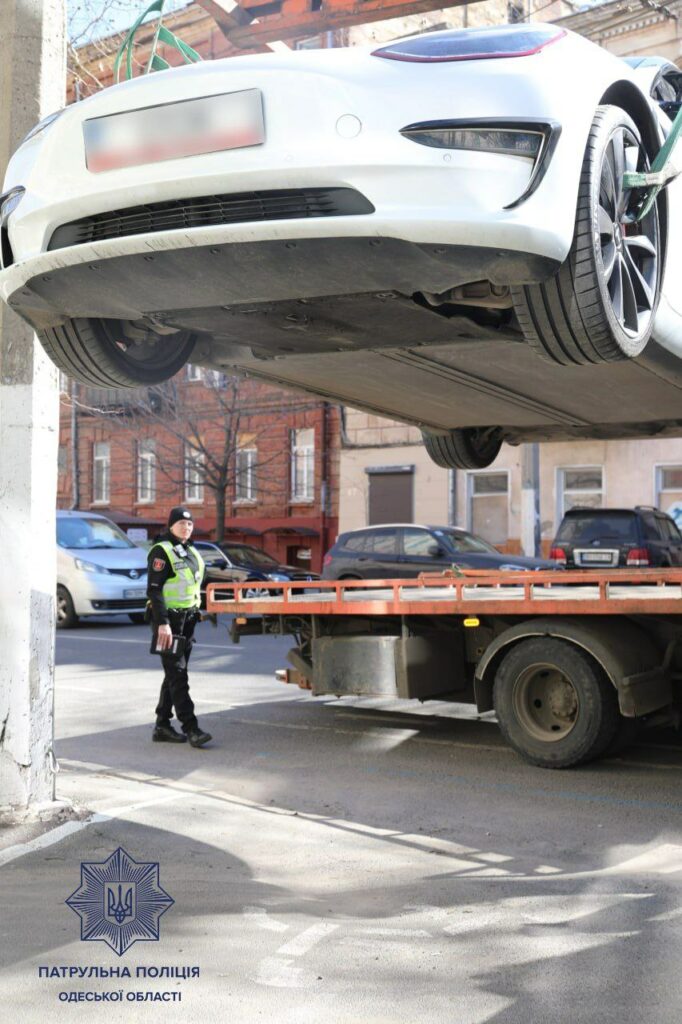Патрульні штрафують водіїв за неправильне паркування в Одесі