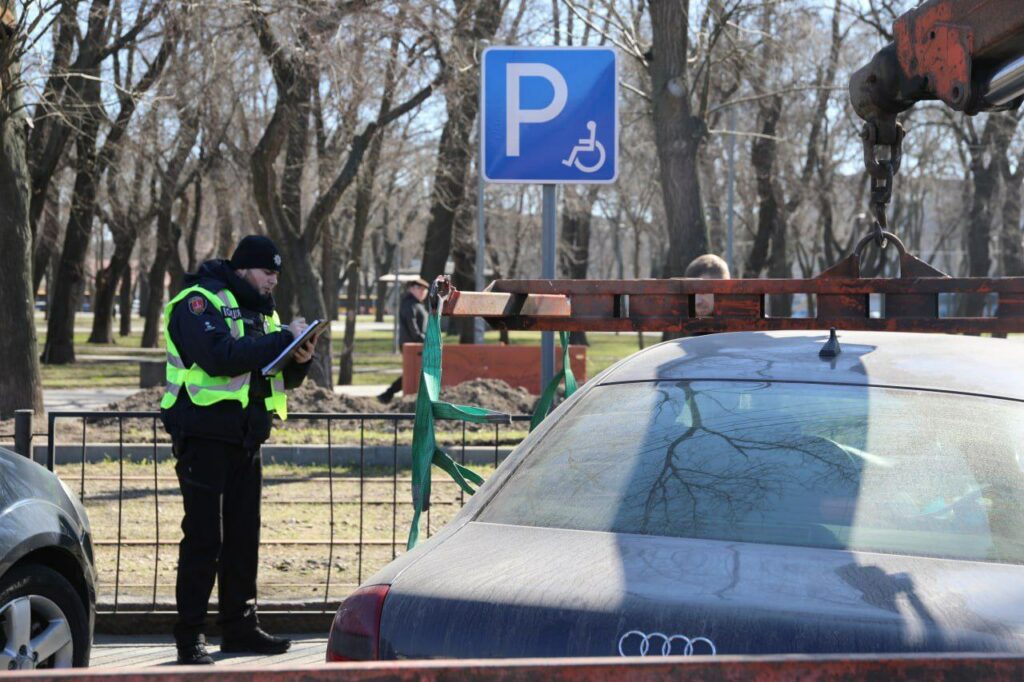 Патрульні штрафують водіїв за неправильне паркування в Одесі
