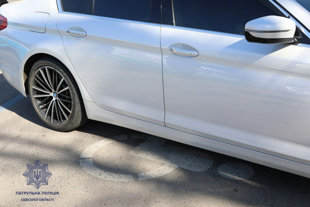 Патрульні штрафують водіїв за неправильне паркування в Одесі
