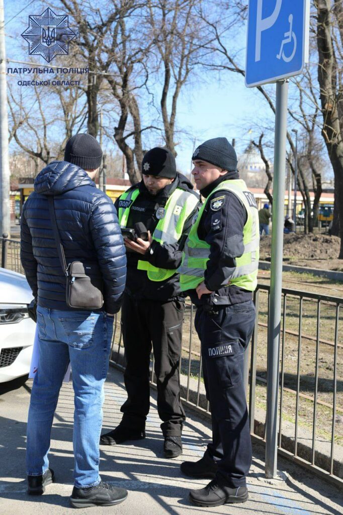Патрульні штрафують водіїв за неправильне паркування в Одесі
