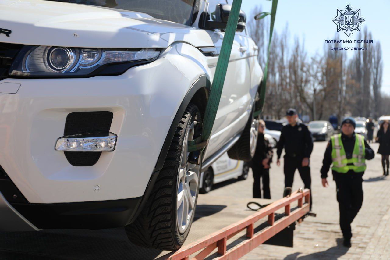 Патрульні штрафують водіїв за неправильне паркування в Одесі