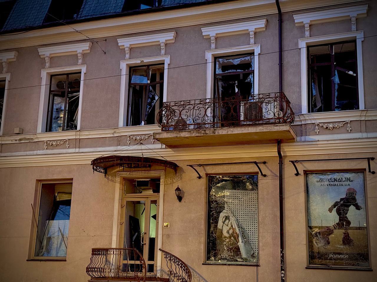 В Одесі після нічної атаки пошкоджені житлові будинки, зокрема багатоповерхівки, постраждали троє людей