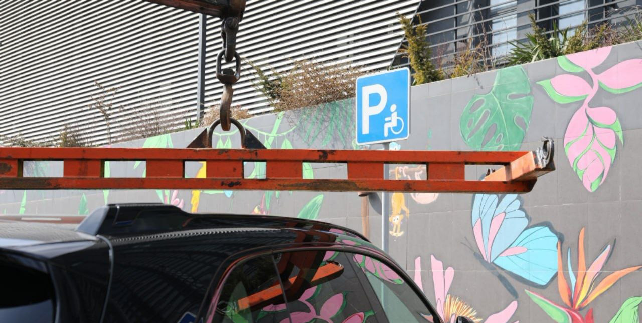 В Одесі евакуюють авто за паркування на місцях для людей з інвалідністю В Одесі евакуюють авто за паркування на місцях для людей з інвалідністю