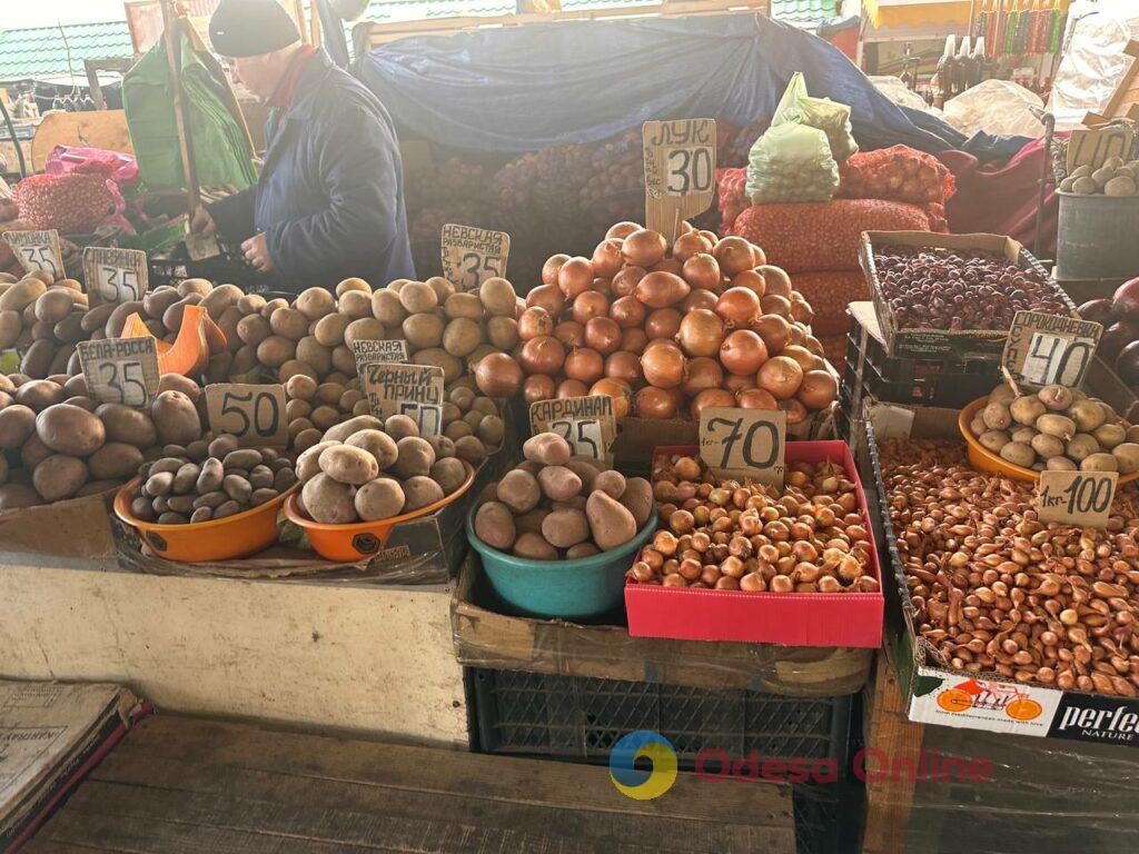 Редиска, лопатка и груша: субботние цены на одесском «Привозе»