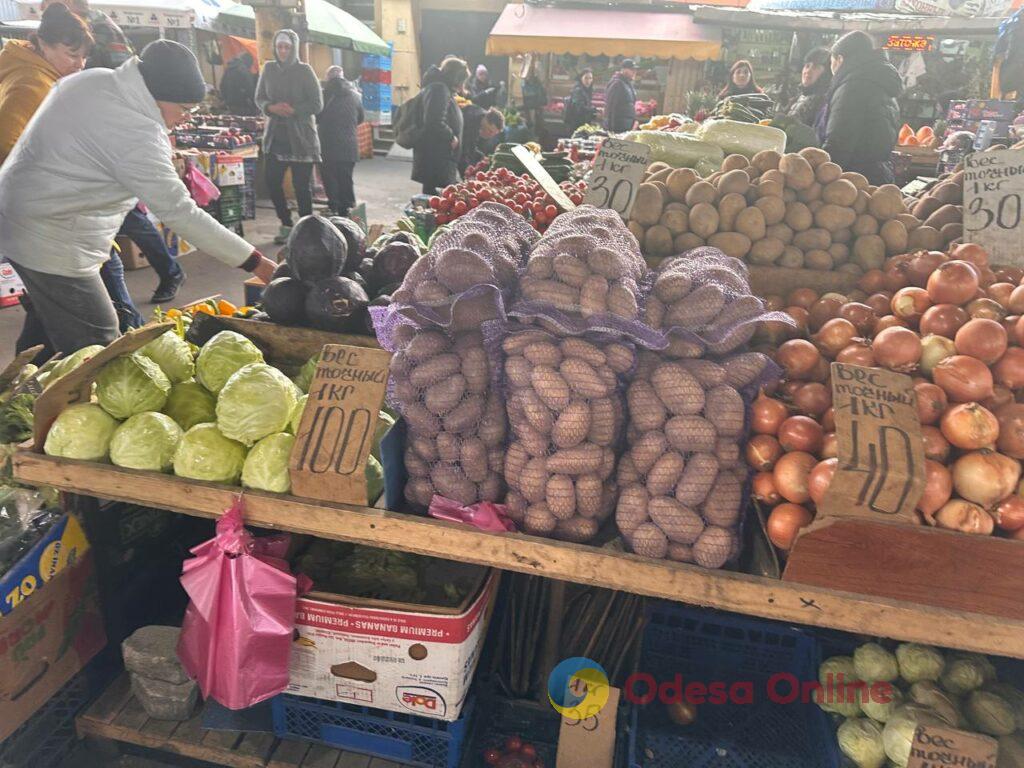 Редиска, лопатка и груша: субботние цены на одесском «Привозе»