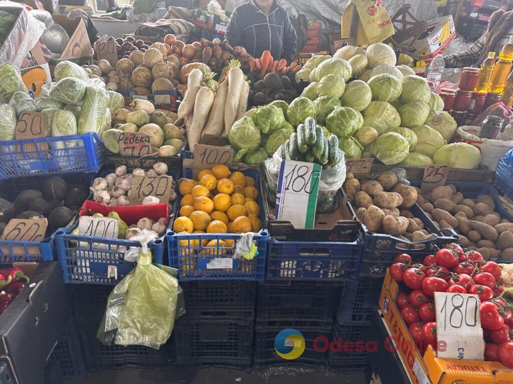 Редиска, лопатка и груша: субботние цены на одесском «Привозе»