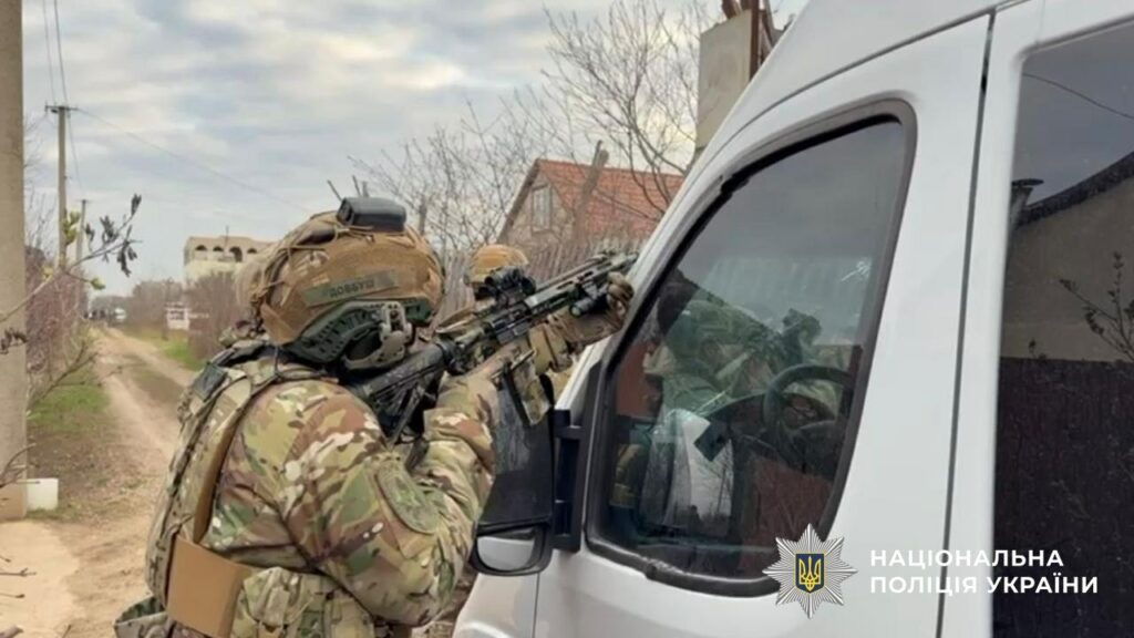 В Одесі чоловік, який стріляв у патрульних, загинув під час затримання В Одесі чоловік, який стріляв у патрульних, загинув під час затримання