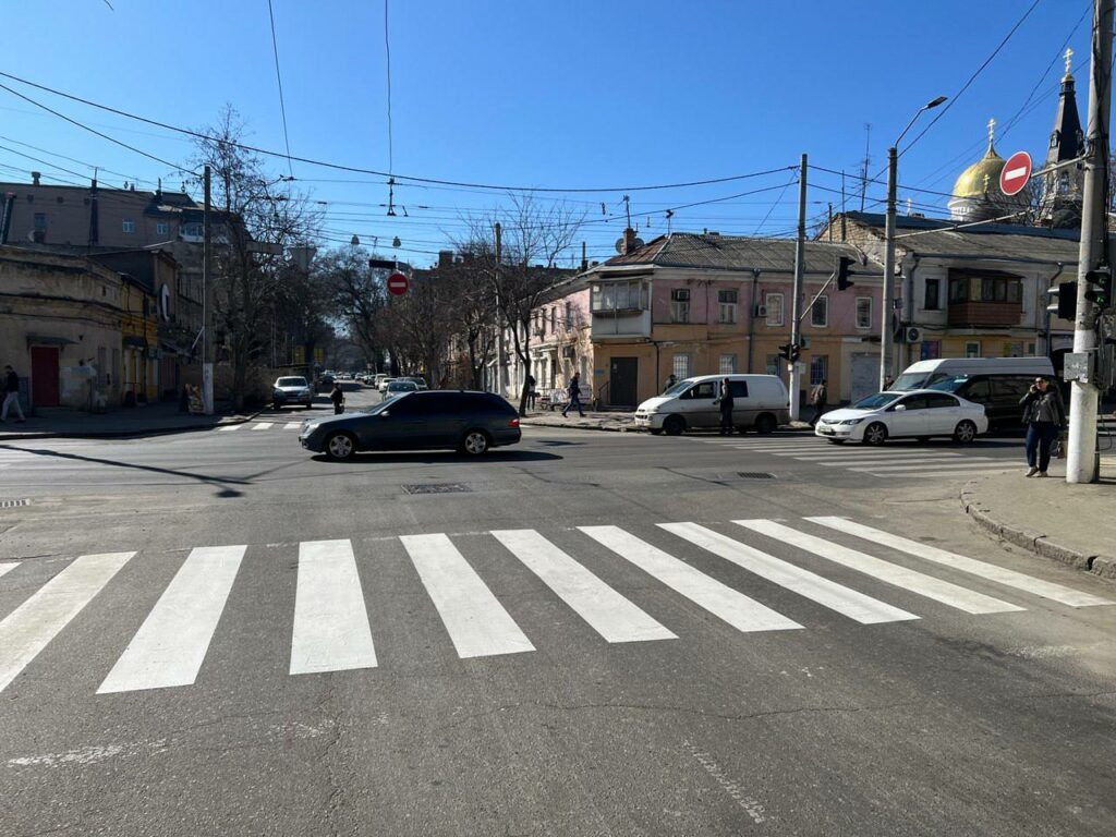 В Одесі оновили дорожню розмітку на 14 жвавих локаціях В Одессе обновили дорожную разметку на 14 оживленных локациях