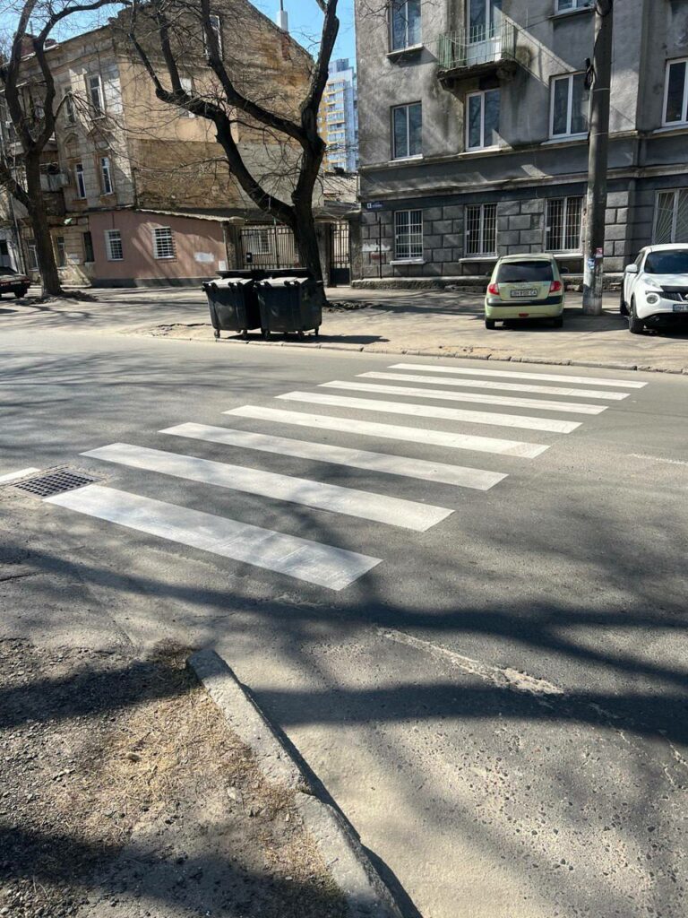 В Одесі оновили дорожню розмітку на 14 жвавих локаціях В Одессе обновили дорожную разметку на 14 оживленных локациях