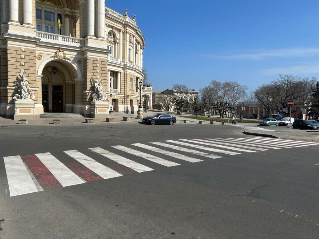 В Одесі оновили дорожню розмітку на 14 жвавих локаціях В Одессе обновили дорожную разметку на 14 оживленных локациях