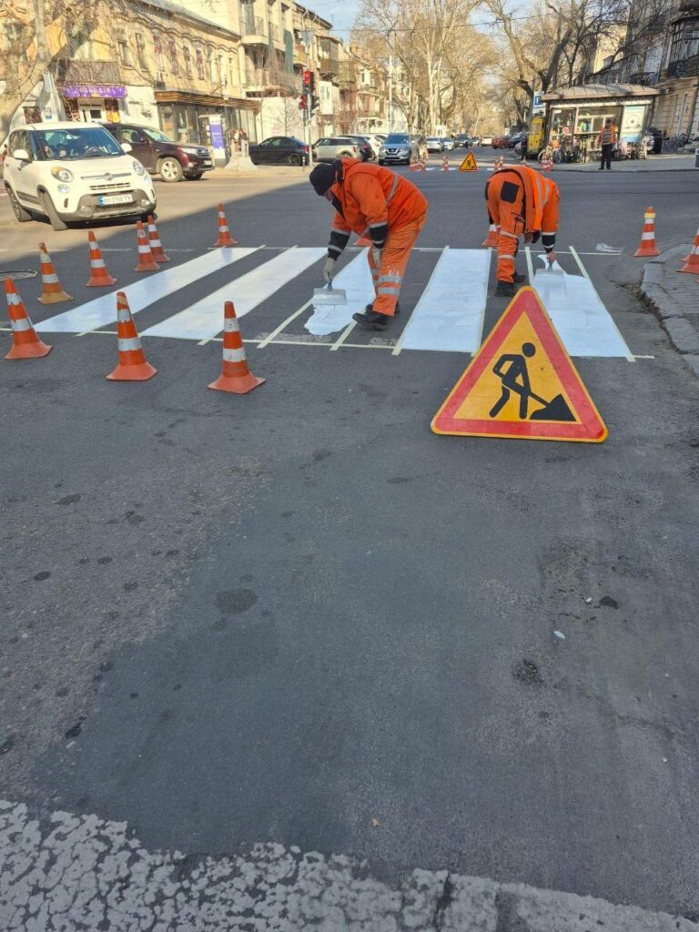 В Одесі оновили дорожню розмітку на 14 жвавих локаціях В Одессе обновили дорожную разметку на 14 оживленных локациях