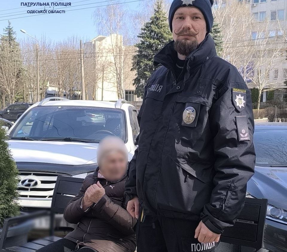 В Одесі патрульні допомогли розгубленій жінці повернутися додому