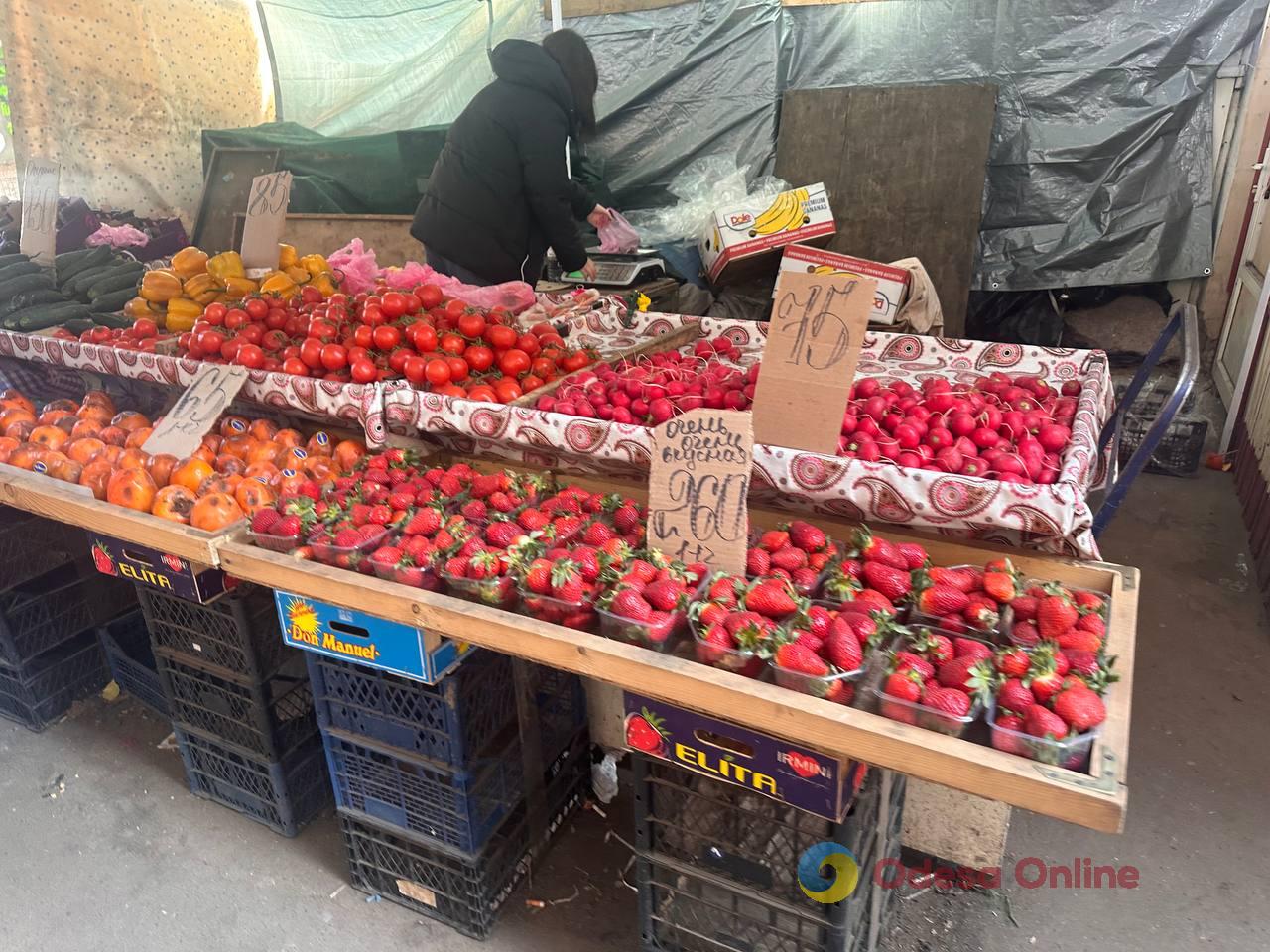 Синий лук, клубника и свинина: субботние цены на одесском «Привозе»