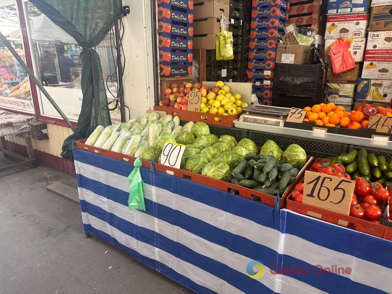 Синий лук, клубника и свинина: субботние цены на одесском «Привозе»